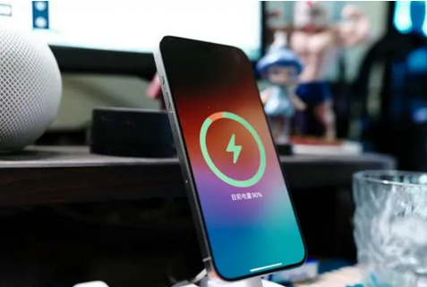 石渠苹果15换屏服务分享用什么充电器给iPhone15充电更好 